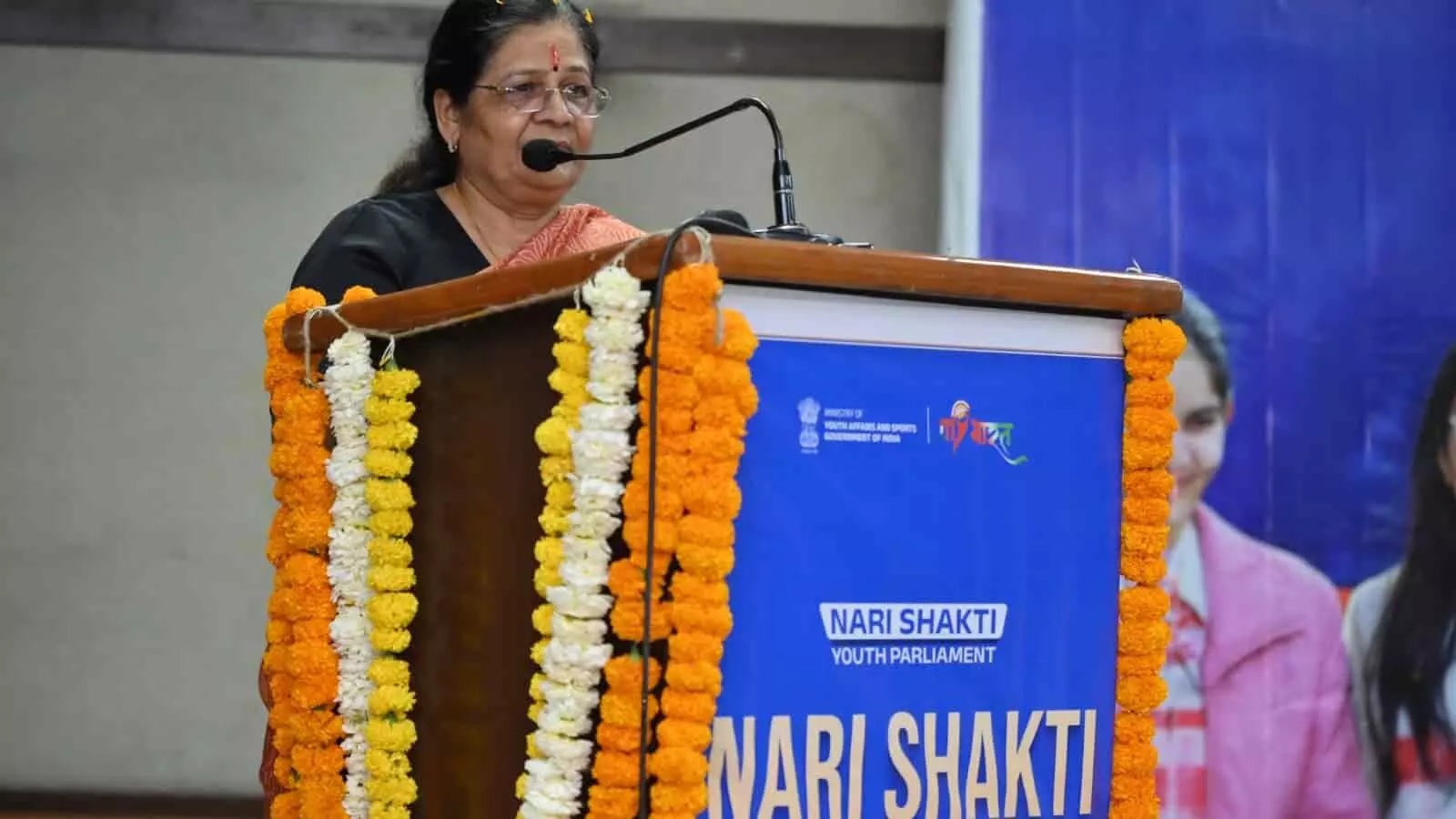 जयपुर के सुबोध कॉलेज में महिला युवा संसद के दौरान मंचासीन अतिथि और चर्चा करती महिला प्रतिभागी।