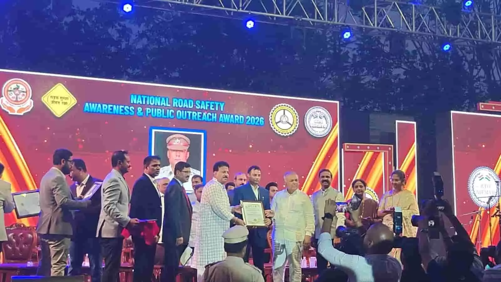 नाहरगढ़ जैविक उद्यान जयपुर में नवनिर्मित व्हाइट टाइगर सफारी के उद्घाटन के अवसर पर घूमता हुआ सफेद बाघ भीम।