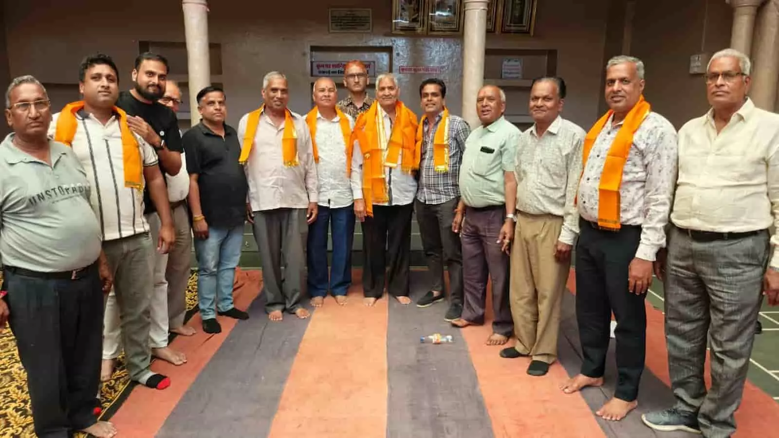 केलवाड़ा में माहेश्वरी समाज की बैठक के दौरान नई कार्यकारिणी के सदस्य और नवनिर्वाचित पदाधिकारी चर्चा करते हुए। केलवाड़ा में माहेश्वरी समाज की बैठक के दौरान नई कार्यकारिणी के सदस्य और नवनिर्वाचित पदाधिकारी चर्चा करते हुए।