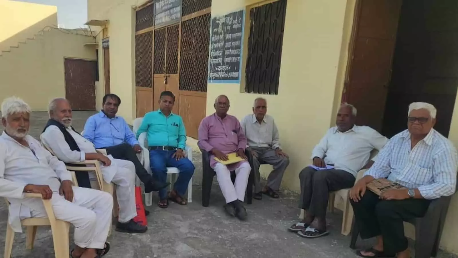 आमेट के संस्थान भवन में आगामी चुनाव हेतु बैठक करते शाकद्वीपीय मग ब्राह्मण समाज के पदाधिकारी और सदस्य। आमेट के संस्थान भवन में आगामी चुनाव हेतु बैठक करते शाकद्वीपीय मग ब्राह्मण समाज के पदाधिकारी और सदस्य।