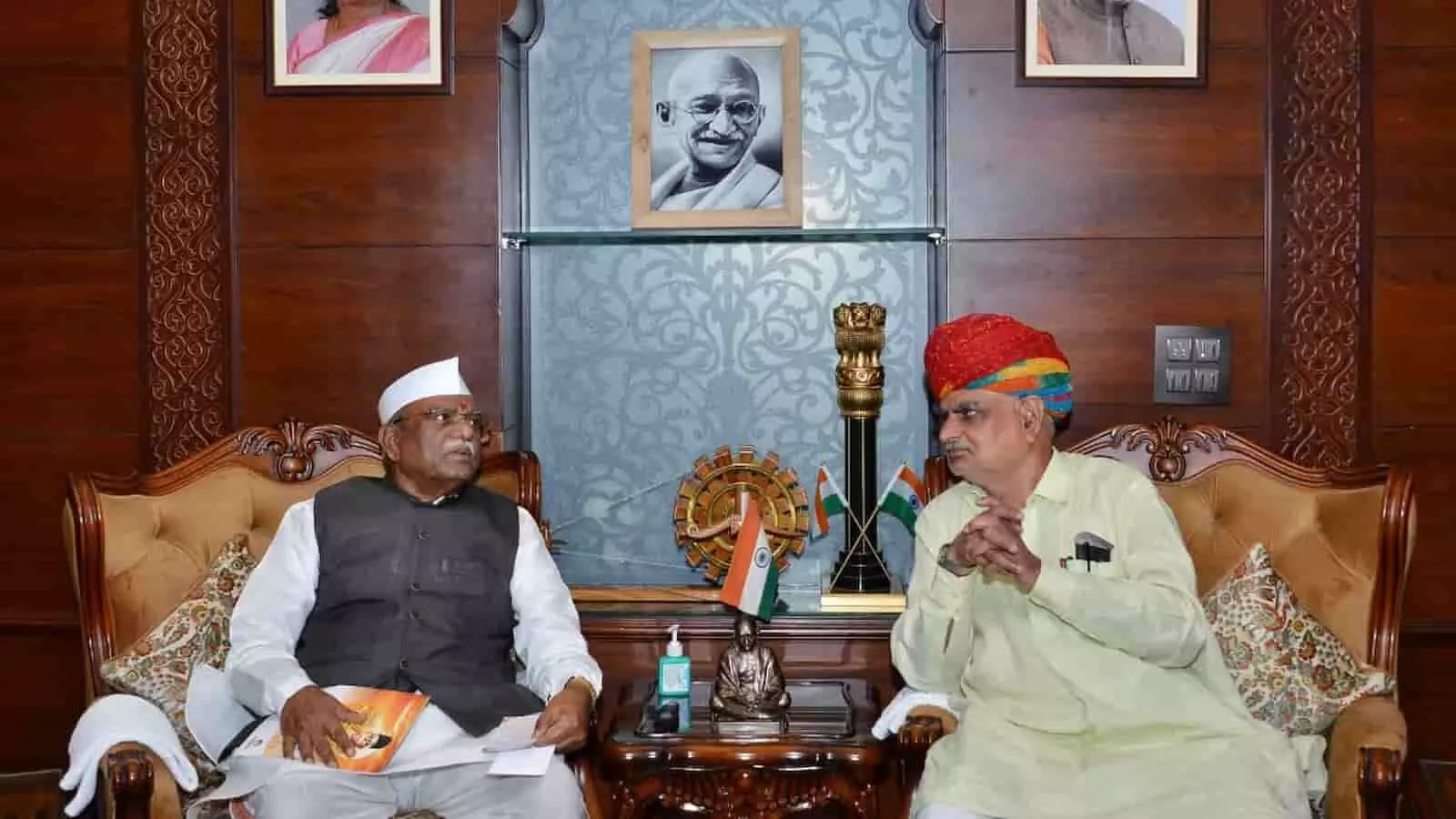 जयपुर के लोकभवन में राज्यपाल हरिभाऊ बागडे से मुलाकात करते मंत्री झाबर सिंह खर्रा की शिष्टाचार भेंट। जयपुर के लोकभवन में राज्यपाल हरिभाऊ बागडे से मुलाकात करते मंत्री झाबर सिंह खर्रा की शिष्टाचार भेंट।