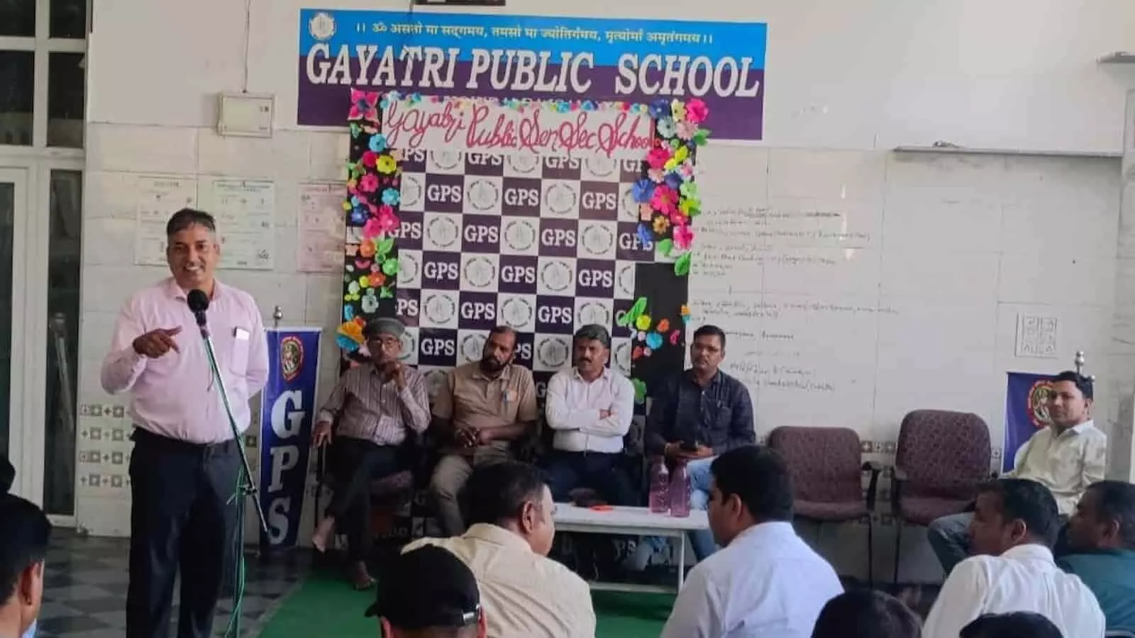 राजसमंद के गायत्री पब्लिक स्कूल में निजी विद्यालय संगठन की बैठक के दौरान चर्चा करते पदाधिकारी और सदस्य। राजसमंद के गायत्री पब्लिक स्कूल में निजी विद्यालय संगठन की बैठक के दौरान चर्चा करते पदाधिकारी और सदस्य।