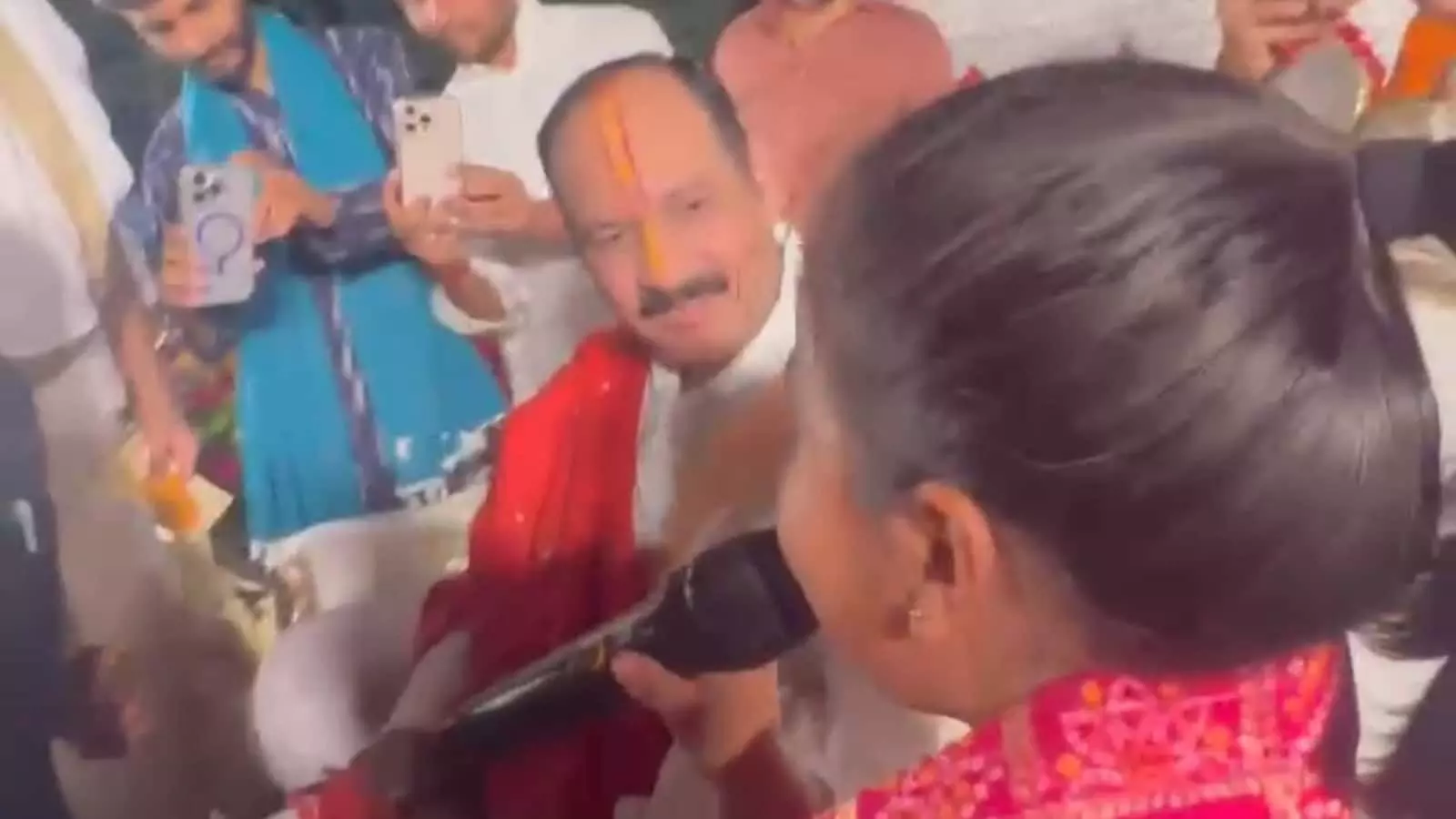 भीलवाड़ा में पंडित प्रदीप मिश्रा के सामने वेदसार शिवस्तव का पाठ करती नन्ही बालिका तक्षवी सोडाणी। भीलवाड़ा में पंडित प्रदीप मिश्रा के सामने वेदसार शिवस्तव का पाठ करती नन्ही बालिका तक्षवी सोडाणी।