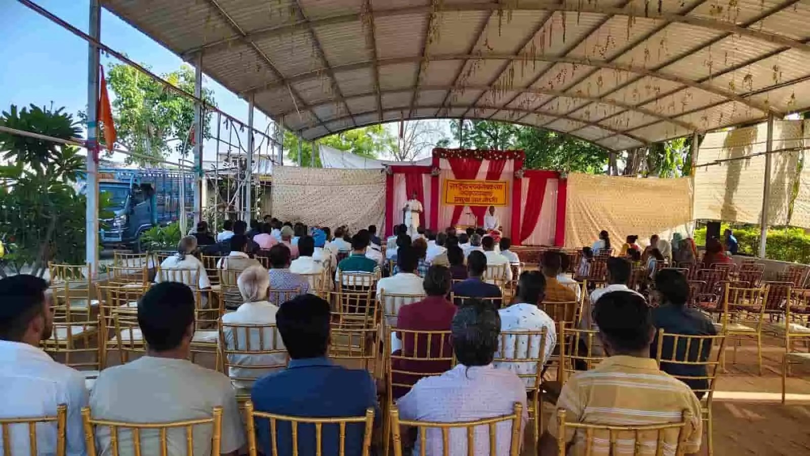 सरदारगढ़ की राजनंदिनी वाटिका में संघ शताब्दी वर्ष कार्यक्रम के दौरान अतिथि और उपस्थित प्रबुद्ध जन। सरदारगढ़ की राजनंदिनी वाटिका में संघ शताब्दी वर्ष कार्यक्रम के दौरान अतिथि और उपस्थित प्रबुद्ध जन।