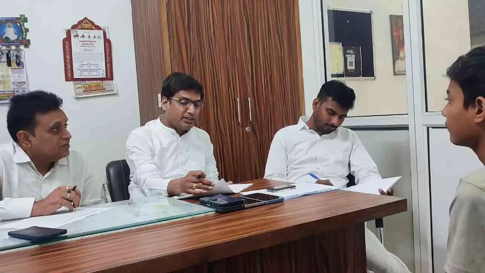 कोटा के भगवान ऋषभदेव गुरुकुलम में प्रवेश साक्षात्कार देते विद्यार्थी और उपस्थित चयन समिति के विशेषज्ञ।