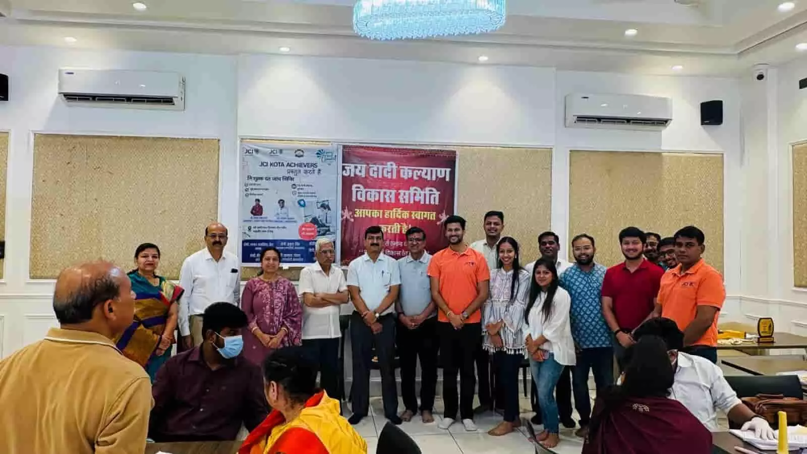 कोटा की जैन संतशाला में जेसीआई कोटा अचीवर्स द्वारा आयोजित निशुल्क दंत चिकित्सा शिविर में मरीजों की जांच करते डॉक्टर।