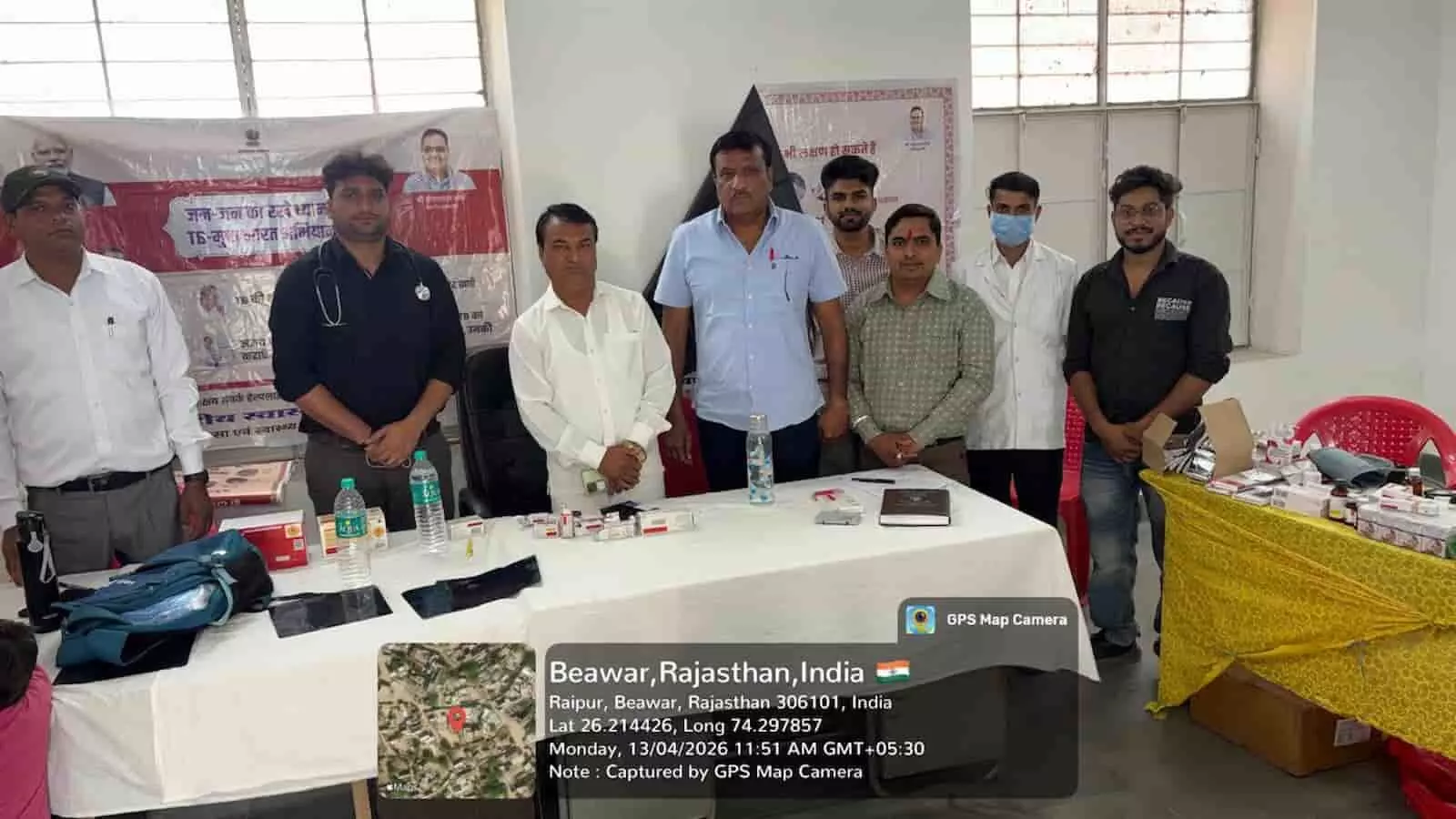 रायपुर के प्रतापगढ़ में स्वास्थ्य विभाग द्वारा आयोजित टीबी जागरूकता शिविर में उपस्थित डॉक्टर और ग्रामीण।