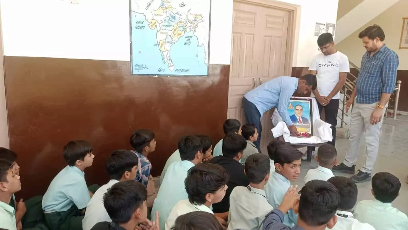 आमेट के तुलसी अमृत विद्यापीठ स्कूल में डॉ. भीमराव अम्बेडकर जयंती पर आयोजित दीप प्रज्ज्वलन कार्यक्रम का दृश्य। आमेट के तुलसी अमृत विद्यापीठ स्कूल में डॉ. भीमराव अम्बेडकर जयंती पर आयोजित दीप प्रज्ज्वलन कार्यक्रम का दृश्य।