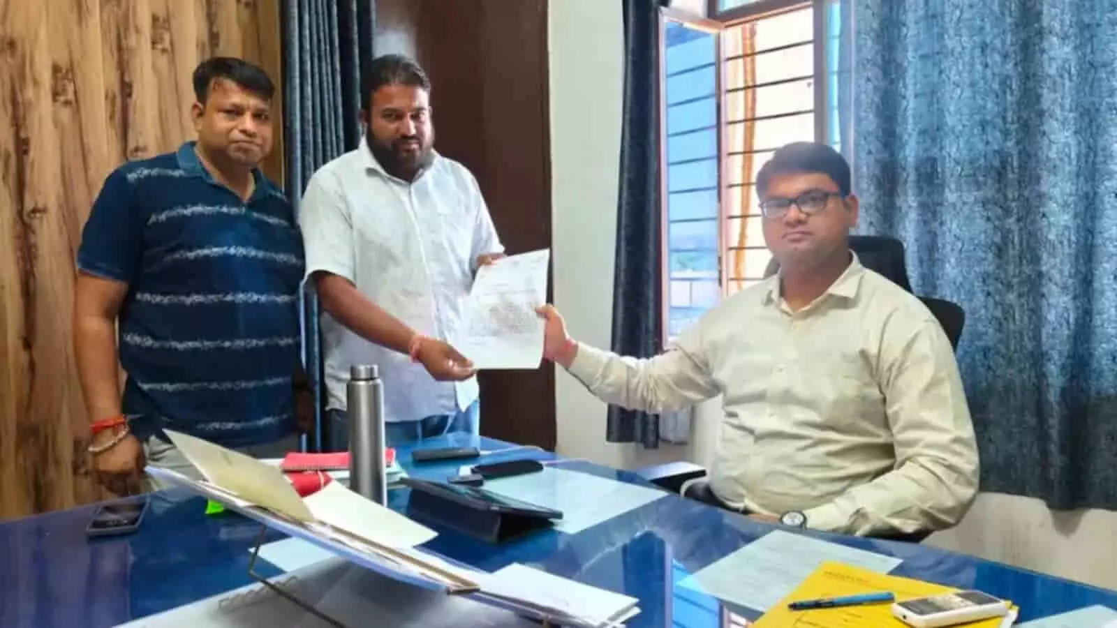 बयाना में एसडीएम दीपक मित्तल को ज्ञापन सौंपते हुए पार्षद और अनाज मंडी क्षेत्र की भीड़। बयाना में एसडीएम दीपक मित्तल को ज्ञापन सौंपते हुए पार्षद और अनाज मंडी क्षेत्र की भीड़।