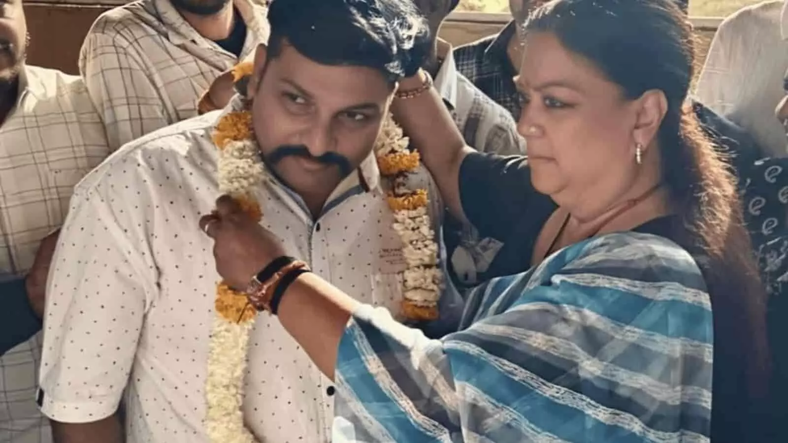 बारां सांसद कार्यालय में पूर्व मुख्यमंत्री वसुंधरा राजे समाजसेवी इमरान अली का माल्यार्पण कर भाजपा में स्वागत करते हुए। बारां सांसद कार्यालय में पूर्व मुख्यमंत्री वसुंधरा राजे समाजसेवी इमरान अली का माल्यार्पण कर भाजपा में स्वागत करते हुए।