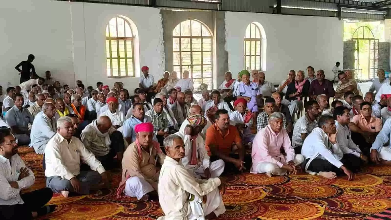 सुंदरचा के लक्ष्मीनारायण परिसर में अखिल भारतीय पालीवाल समाज की बैठक में चर्चा करते पदाधिकारी और सदस्य। सुंदरचा के लक्ष्मीनारायण परिसर में अखिल भारतीय पालीवाल समाज की बैठक में चर्चा करते पदाधिकारी और सदस्य।