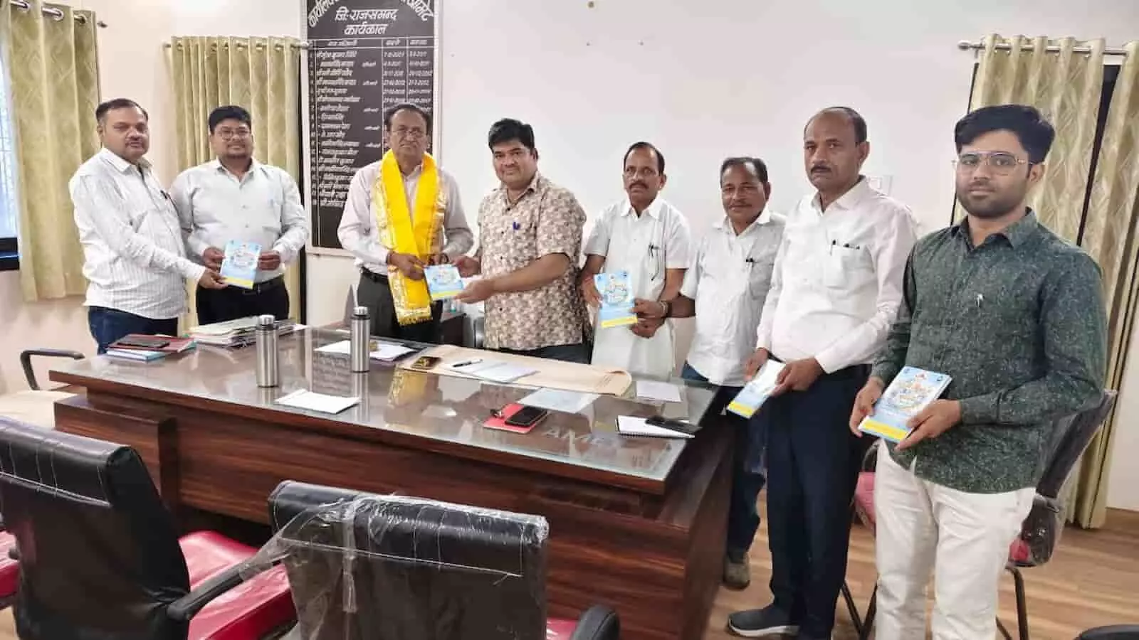 आमेट एसडीएम कार्यालय में अधिकारी और साहित्यकार जल संरक्षण पुस्तक के साथ चर्चा करते हुए। आमेट एसडीएम कार्यालय में अधिकारी और साहित्यकार जल संरक्षण पुस्तक के साथ चर्चा करते हुए।
