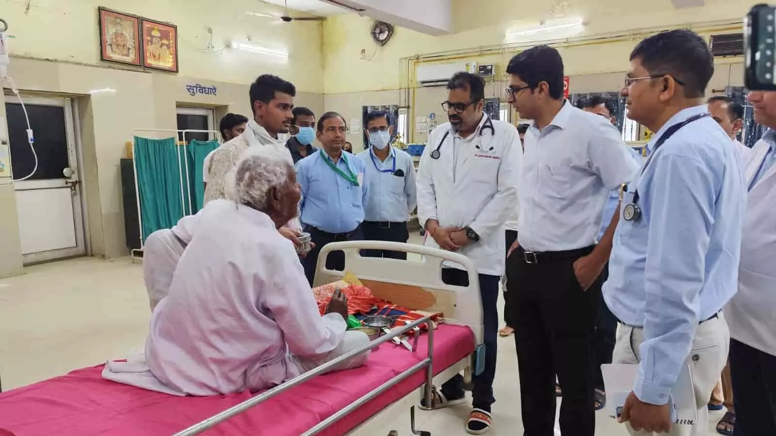 मंडरायल रोड पर निर्माणाधीन मेडिकल कॉलेज भवन का निरीक्षण करते जिला कलेक्टर अक्षय गोदारा और प्रशासनिक अधिकारी।