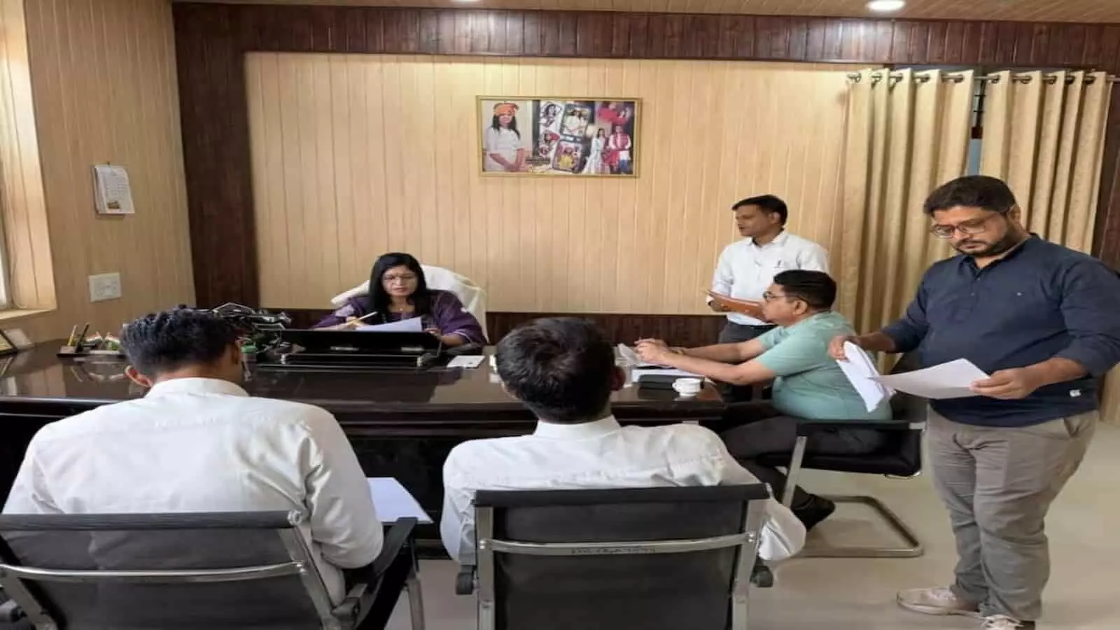 बारां जिला परिषद कार्यालय में जिला प्रमुख उर्मिला जैन भाया शिक्षकों के स्थायीकरण प्रस्ताव बैठक की अध्यक्षता करती हुईं। बारां जिला परिषद कार्यालय में जिला प्रमुख उर्मिला जैन भाया शिक्षकों के स्थायीकरण प्रस्ताव बैठक की अध्यक्षता करती हुईं।
