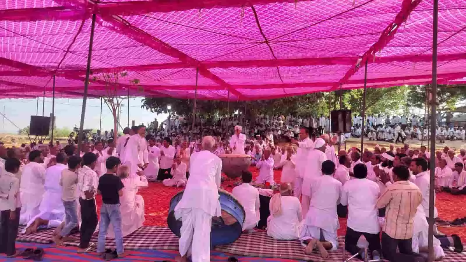 श्री भैरों बाबा मंदिर प्रांगण में कन्हैया दंगल के दौरान गायन प्रस्तुति देते कलाकार और बैठे हुए ग्रामीण श्रोता।