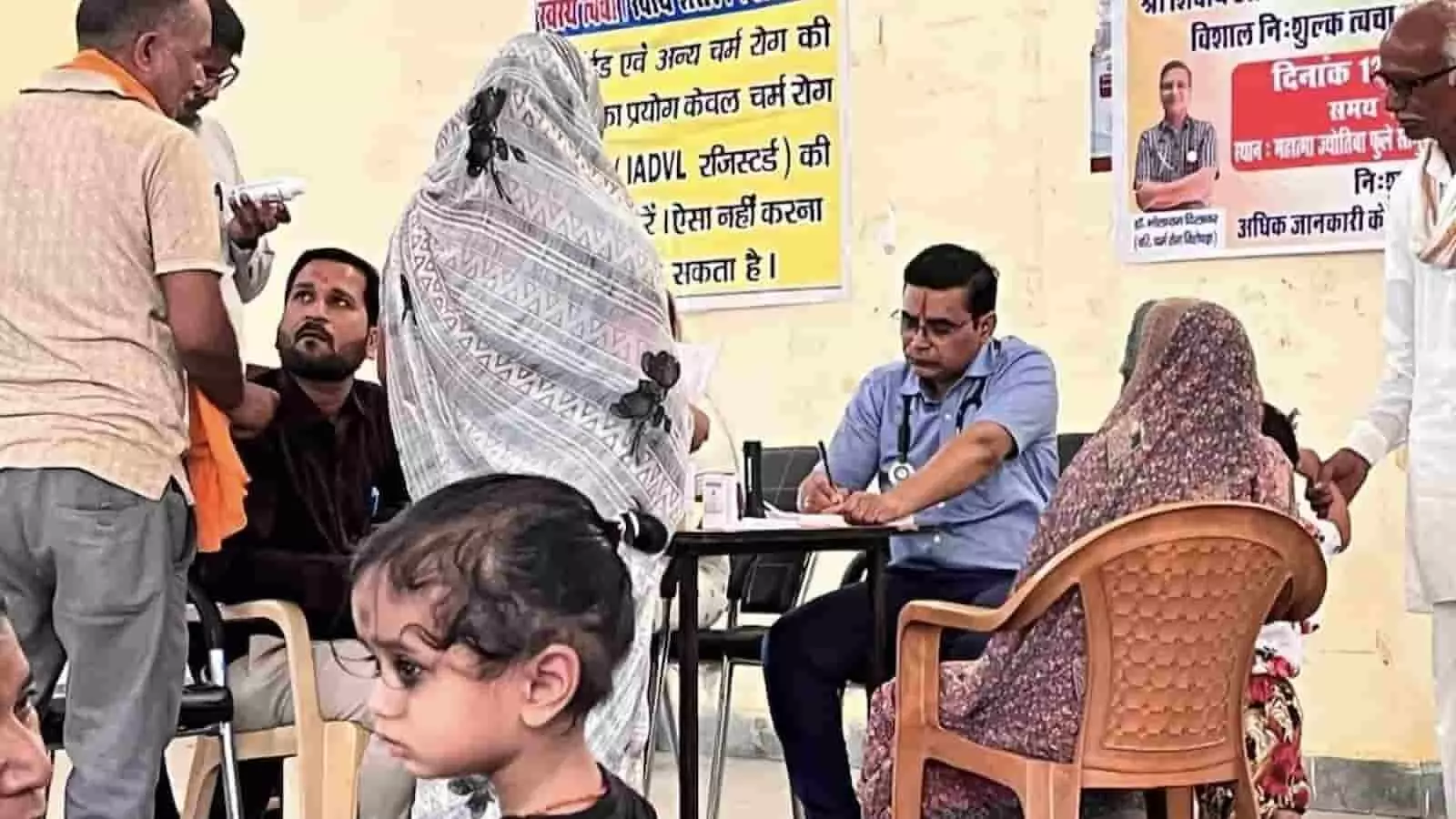 मांगरोल के सामुदायिक भवन में चर्म रोग शिविर के दौरान डॉक्टर और मरीज परामर्श करते हुए। मांगरोल के सामुदायिक भवन में चर्म रोग शिविर के दौरान डॉक्टर और मरीज परामर्श करते हुए।