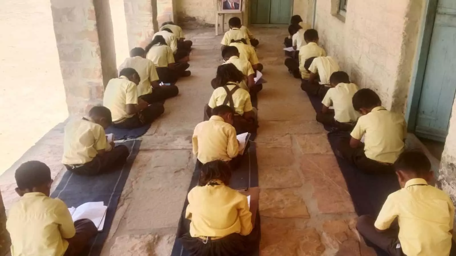 जैसलमेर के एमकेजी मेमोरियल स्कूल में अंबेडकर जयंती पर संविधान की शपथ लेते हुए विद्यार्थी और शिक्षक। जैसलमेर के एमकेजी मेमोरियल स्कूल में अंबेडकर जयंती पर संविधान की शपथ लेते हुए विद्यार्थी और शिक्षक।