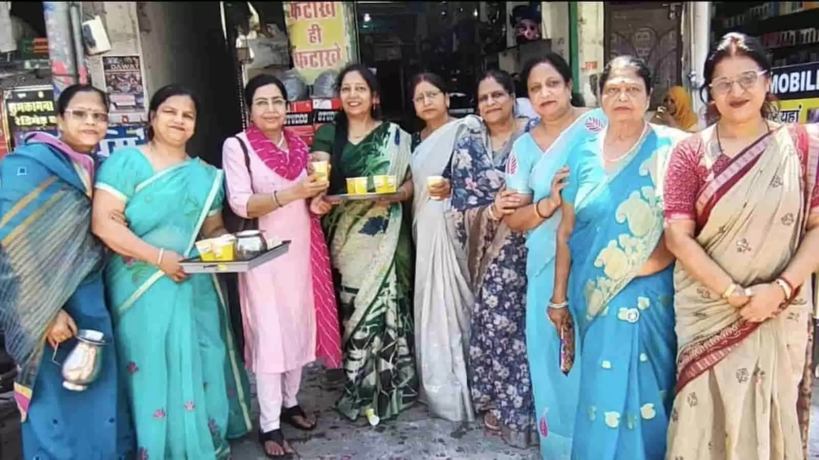 बारां के प्रताप चौक पर बैसाखी पर्व के दौरान राहगीरों को शरबत पिलाती अग्रवाल महिला संगठन की कार्यकर्ता। बारां के प्रताप चौक पर बैसाखी पर्व के दौरान राहगीरों को शरबत पिलाती अग्रवाल महिला संगठन की कार्यकर्ता।