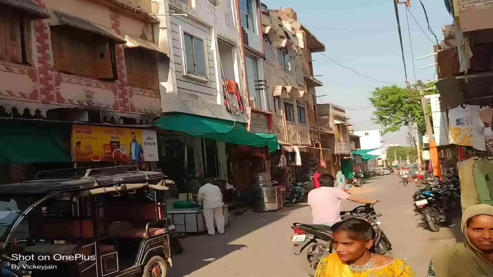 धरियावद के सलूंबर मार्ग पर सड़क किनारे खड़े वाहनों और अतिक्रमण के कारण लगा ट्रैफिक जाम। धरियावद के सलूंबर मार्ग पर सड़क किनारे खड़े वाहनों और अतिक्रमण के कारण लगा ट्रैफिक जाम।
