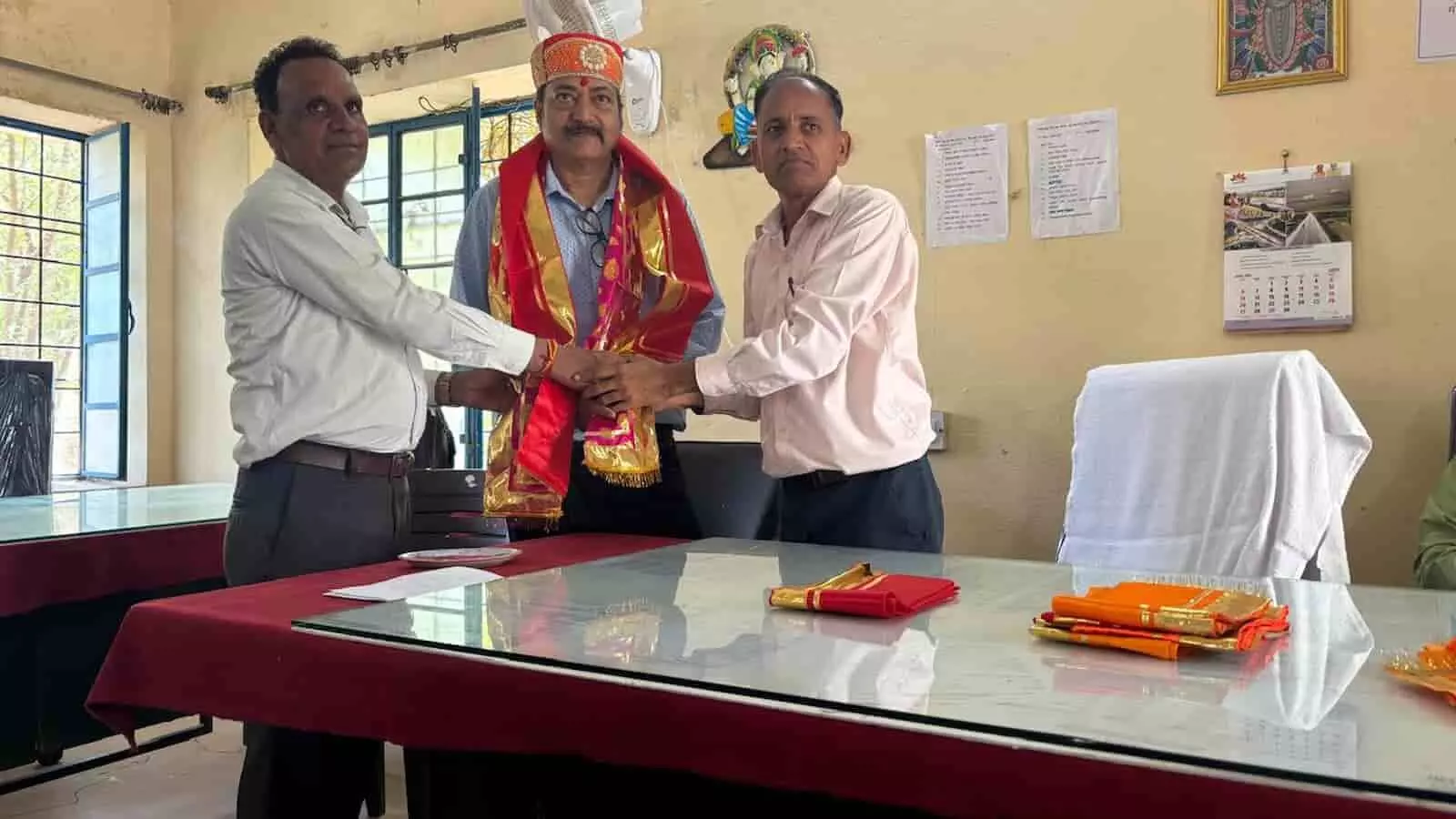 मावली ब्लॉक कार्यालय में प्रशासनिक अधिकारी सतीश झा का स्वागत करते सीबीईओ और शिक्षा विभाग का स्टाफ। मावली ब्लॉक कार्यालय में प्रशासनिक अधिकारी सतीश झा का स्वागत करते सीबीईओ और शिक्षा विभाग का स्टाफ।