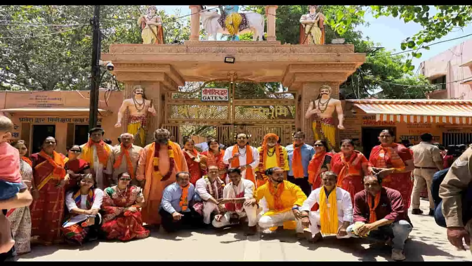 मथुरा में श्री कृष्ण जन्मभूमि मुक्ति आंदोलन की पदयात्रा के समापन पर एकत्रित हुए श्रद्धालु और संत समाज। मथुरा में श्री कृष्ण जन्मभूमि मुक्ति आंदोलन की पदयात्रा के समापन पर एकत्रित हुए श्रद्धालु और संत समाज।