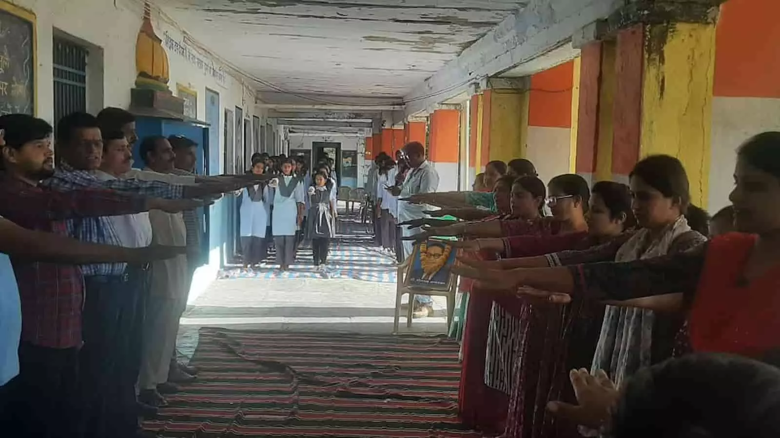 फतहनगर के सरकारी स्कूल में अंबेडकर जयंती पर बाबा साहब की तस्वीर पर माल्यार्पण करते शिक्षक और छात्र। फतहनगर के सरकारी स्कूल में अंबेडकर जयंती पर बाबा साहब की तस्वीर पर माल्यार्पण करते शिक्षक और छात्र।
