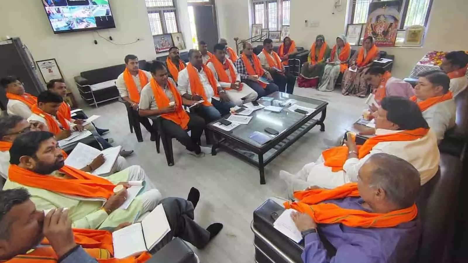 सवाई माधोपुर में भाजपा जिलाध्यक्ष मानसिंह गुर्जर और अन्य पदाधिकारी संगठनात्मक बैठक के दौरान मंचासीन दिखाई दे रहे हैं। सवाई माधोपुर में भाजपा जिलाध्यक्ष मानसिंह गुर्जर और अन्य पदाधिकारी संगठनात्मक बैठक के दौरान मंचासीन दिखाई दे रहे हैं।