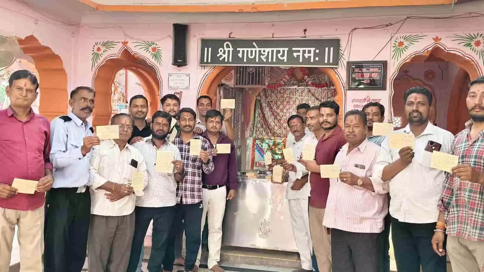 हरिपुर रेलवे स्टेशन पर ट्रेन ठहराव की मांग हेतु पोस्टकार्ड अभियान में शामिल राजस्थान के ग्रामीण और नागरिक। हरिपुर रेलवे स्टेशन पर ट्रेन ठहराव की मांग हेतु पोस्टकार्ड अभियान में शामिल राजस्थान के ग्रामीण और नागरिक।