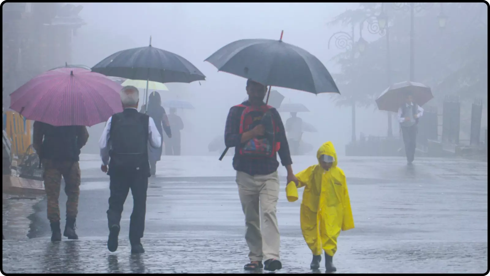 बारिश के बीच सड़क पर छाता लेकर चलते हुए लोग और पीला रेनकोट पहना एक बच्चा। बारिश के बीच सड़क पर छाता लेकर चलते हुए लोग और पीला रेनकोट पहना एक बच्चा।