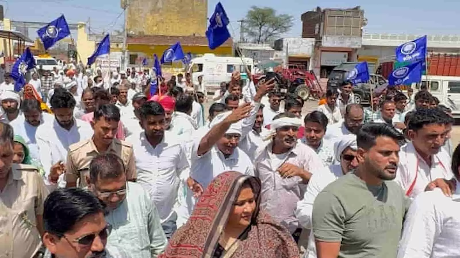 बौंली में अंबेडकर प्रतिमा के पास विरोध प्रदर्शन करतीं विधायक इंदिरा मीणा और पुलिस बल। बौंली में अंबेडकर प्रतिमा के पास विरोध प्रदर्शन करतीं विधायक इंदिरा मीणा और पुलिस बल।