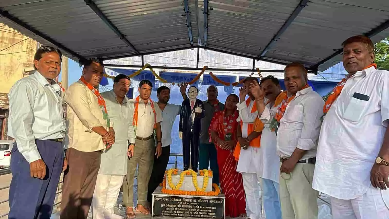 गंगापुर सिटी में अम्बेडकर प्रतिमा की सफाई करते भाजपा कार्यकर्ता और पदाधिकारी श्रद्धा सुमन अर्पित करते हुए। गंगापुर सिटी में अम्बेडकर प्रतिमा की सफाई करते भाजपा कार्यकर्ता और पदाधिकारी श्रद्धा सुमन अर्पित करते हुए।