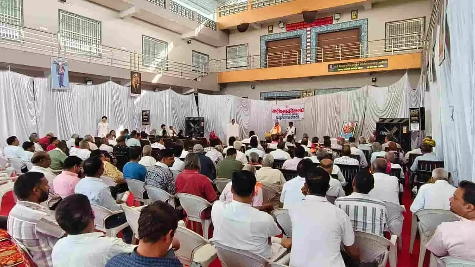 रेलमगरा के कुरज में आयोजित आरएसएस की संगोष्ठी में मंच पर बैठे अतिथि और उपस्थित प्रबुद्ध नागरिक। रेलमगरा के कुरज में आयोजित आरएसएस की संगोष्ठी में मंच पर बैठे अतिथि और उपस्थित प्रबुद्ध नागरिक।
