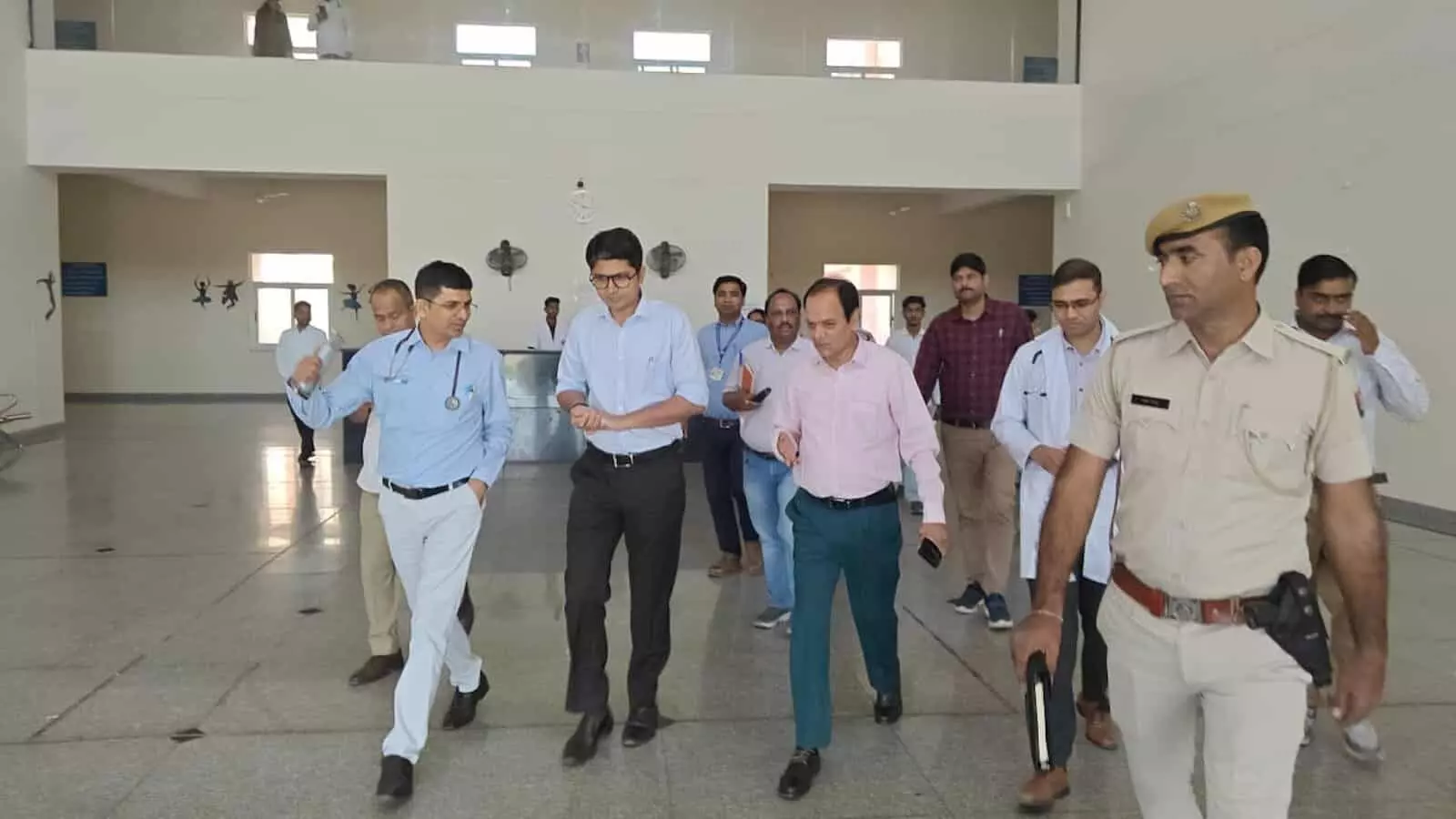 करौली निर्माणाधीन मेडिकल कॉलेज परिसर में निर्माण कार्यों की समीक्षा करते जिला कलेक्टर अक्षय गोदारा और अन्य अधिकारी। करौली निर्माणाधीन मेडिकल कॉलेज परिसर में निर्माण कार्यों की समीक्षा करते जिला कलेक्टर अक्षय गोदारा और अन्य अधिकारी।