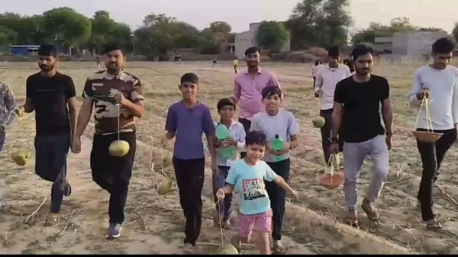 पेड़ की टहनी पर लटका हुआ नारियल के खोल से बना पक्षियों का प्राकृतिक घोंसला। पेड़ की टहनी पर लटका हुआ नारियल के खोल से बना पक्षियों का प्राकृतिक घोंसला।