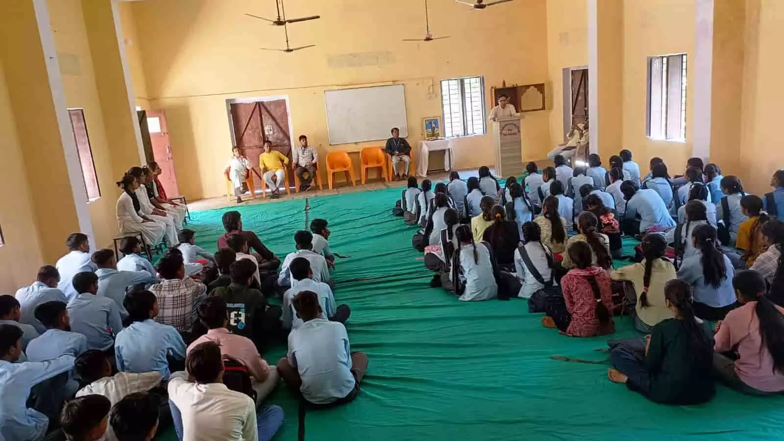 बौंली के राजकीय संस्कृत विद्यालय में छात्र अंबेडकर जयंती समारोह के दौरान प्रतियोगिता में भाग लेते हुए। बौंली के राजकीय संस्कृत विद्यालय में छात्र अंबेडकर जयंती समारोह के दौरान प्रतियोगिता में भाग लेते हुए।