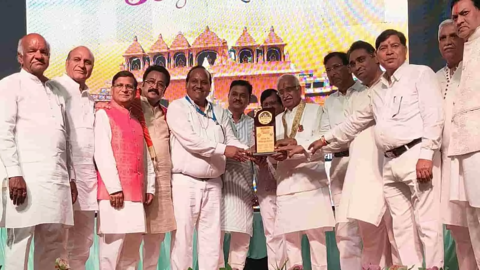 चांदखेड़ी तीर्थ के मुख्य पंडाल में दिगंबर जैन सोशल ग्रुप फेडरेशन के पदाधिकारी और पुरस्कार विजेता सदस्य सम्मान समारोह के दौरान। चांदखेड़ी तीर्थ के मुख्य पंडाल में दिगंबर जैन सोशल ग्रुप फेडरेशन के पदाधिकारी और पुरस्कार विजेता सदस्य सम्मान समारोह के दौरान।