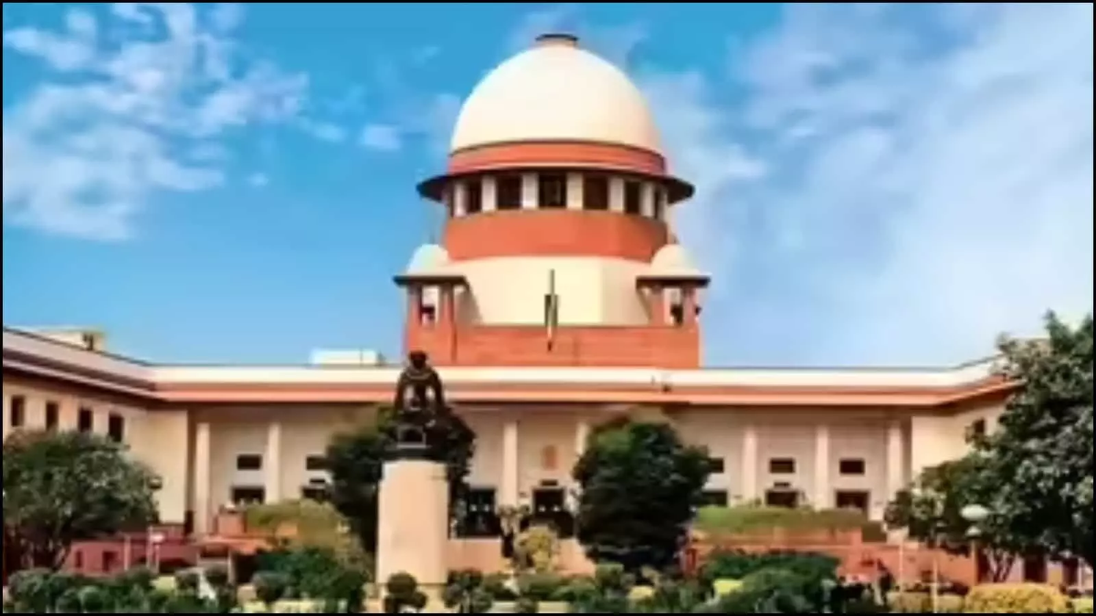 भारत के उच्चतम न्यायालय का मुख्य गुंबद और भवन परिसर जहां पश्चिम बंगाल चुनाव संबंधी याचिका पर सुनवाई हुई। भारत के उच्चतम न्यायालय का मुख्य गुंबद और भवन परिसर जहां पश्चिम बंगाल चुनाव संबंधी याचिका पर सुनवाई हुई।