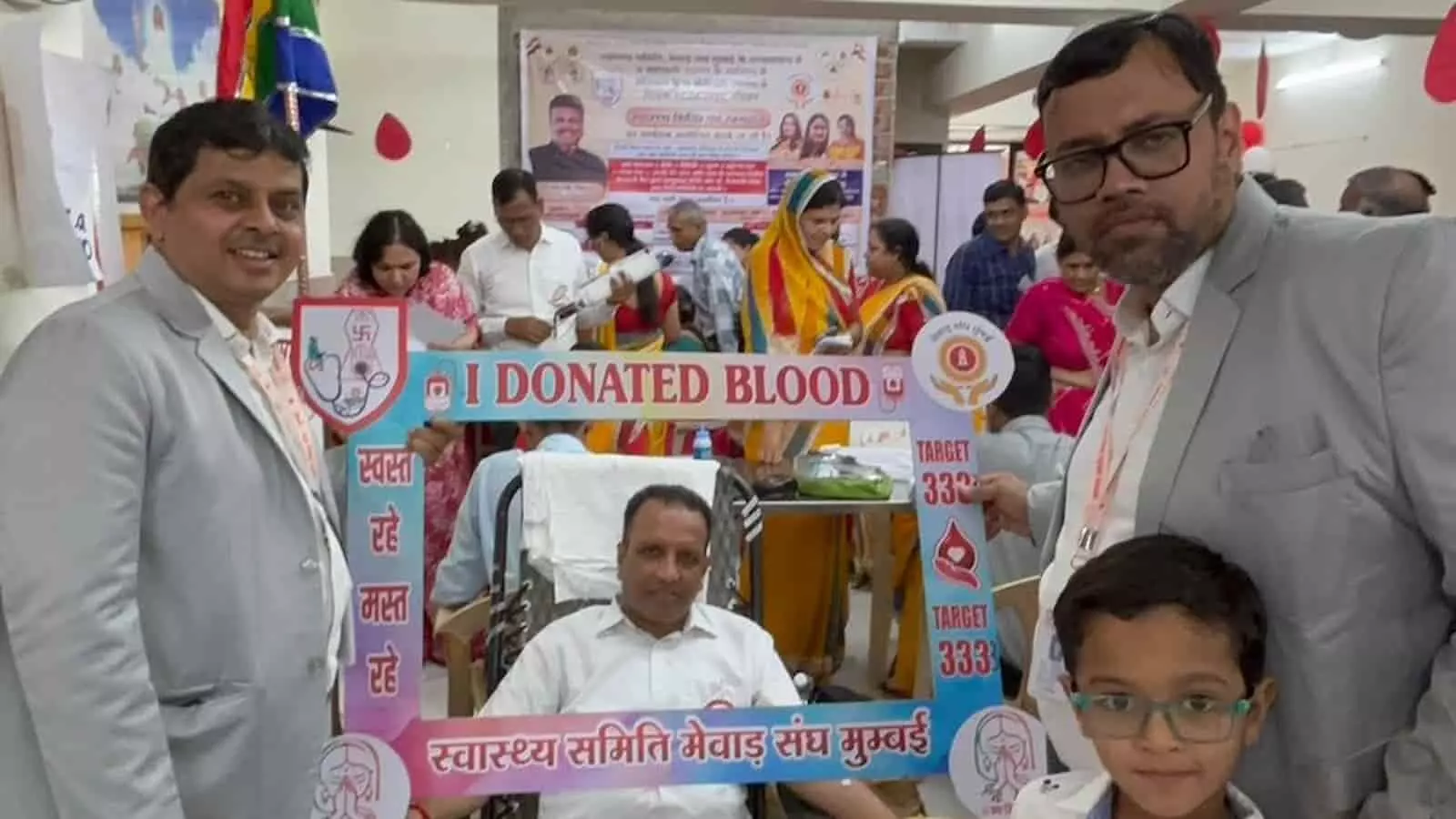 बोरीवली में मेवाड़ संघ के स्वास्थ्य शिविर के दौरान चिकित्सा टीम द्वारा मरीजों की स्वास्थ्य जाँच की जा रही है।