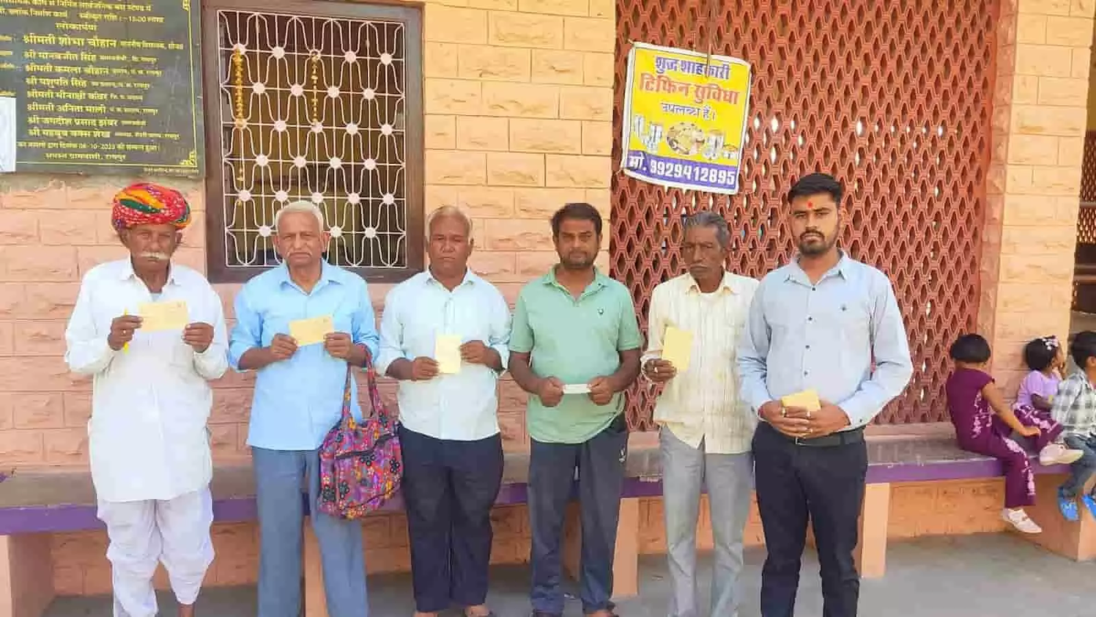 रायपुर मुख्य बस स्टैंड पर रेल मंत्री को पोस्टकार्ड लिखते पदमपुरी गोस्वामी और क्षेत्र के नागरिक। रायपुर मुख्य बस स्टैंड पर रेल मंत्री को पोस्टकार्ड लिखते पदमपुरी गोस्वामी और क्षेत्र के नागरिक।