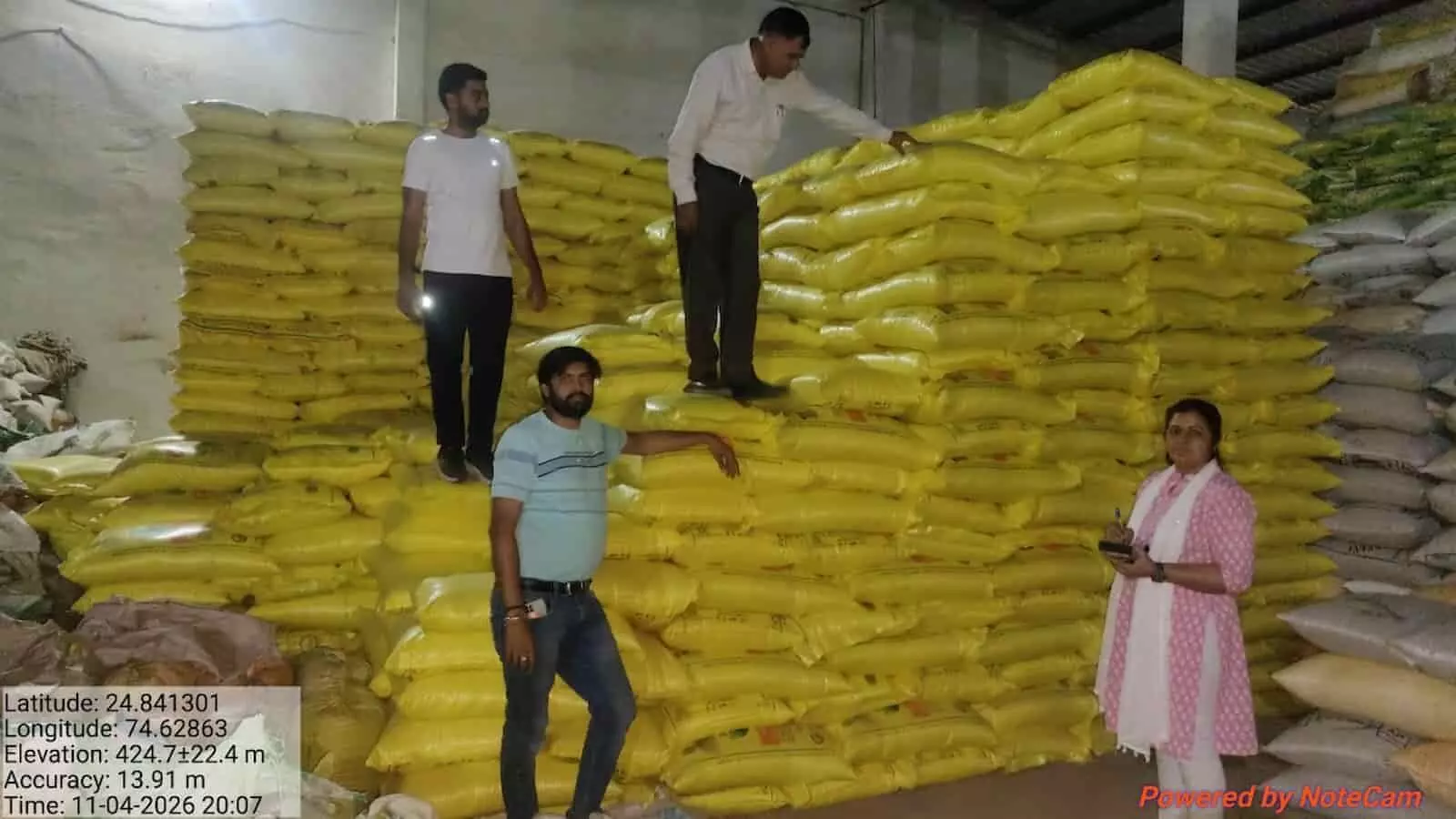 चित्तौड़गढ़ में कृषि विभाग के अधिकारी खाद बीज की दुकान पर उर्वरक स्टॉक और अभिलेखों की गहन जांच करते हुए।