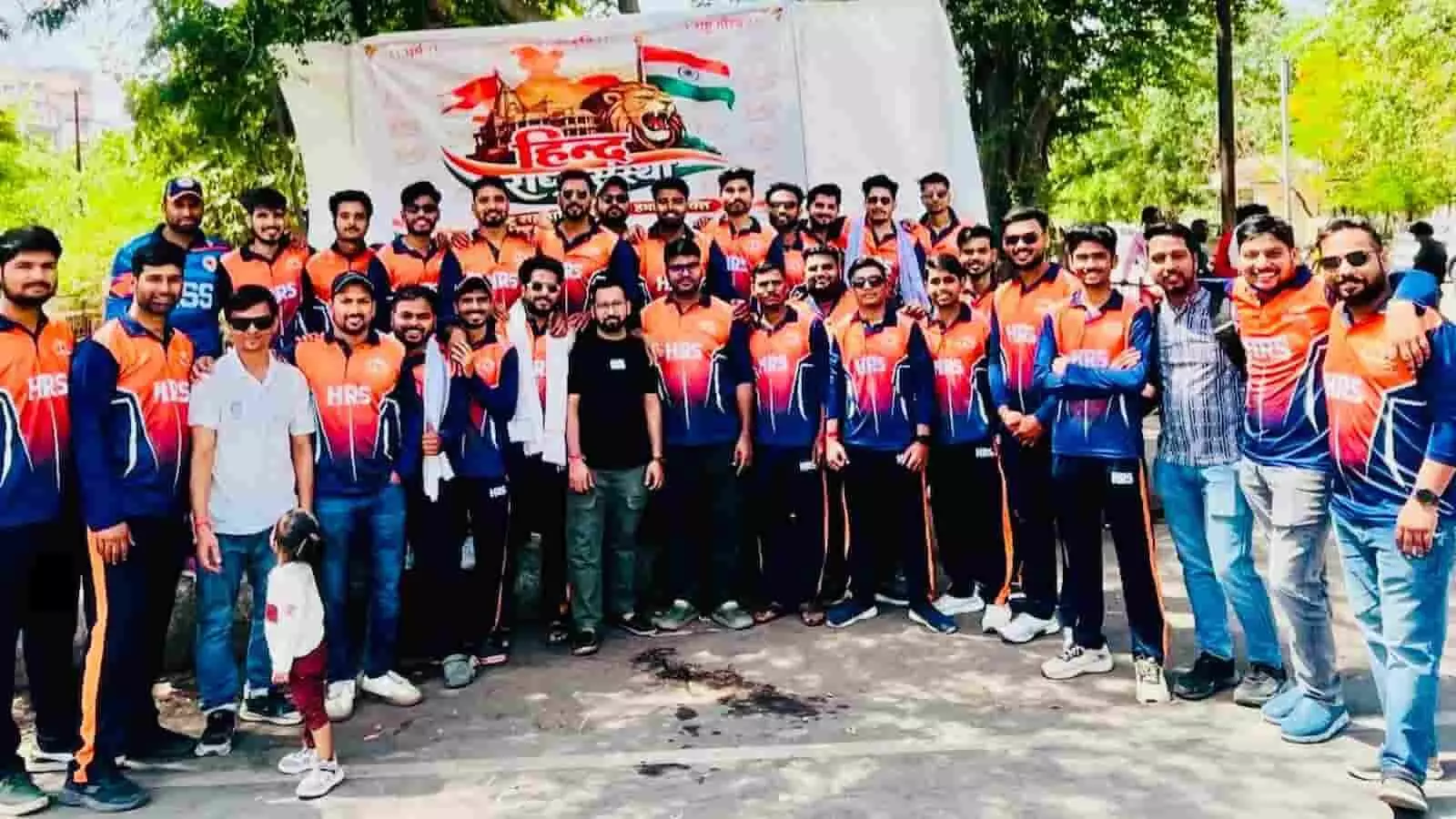 कोटा में हिंद राष्ट्र संस्था के सदस्य भीषण गर्मी के दौरान नंगे पैर राहगीरों को चप्पल पहनाते हुए। कोटा में हिंद राष्ट्र संस्था के सदस्य भीषण गर्मी के दौरान नंगे पैर राहगीरों को चप्पल पहनाते हुए।