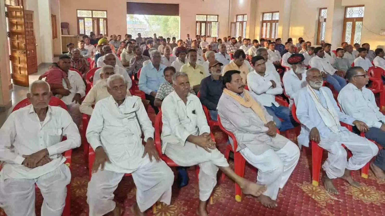 चित्तौड़गढ़ में आयोजित आरएसएस की गोष्ठी में मंचासीन अतिथि और उपस्थित प्रबुद्ध नागरिक।