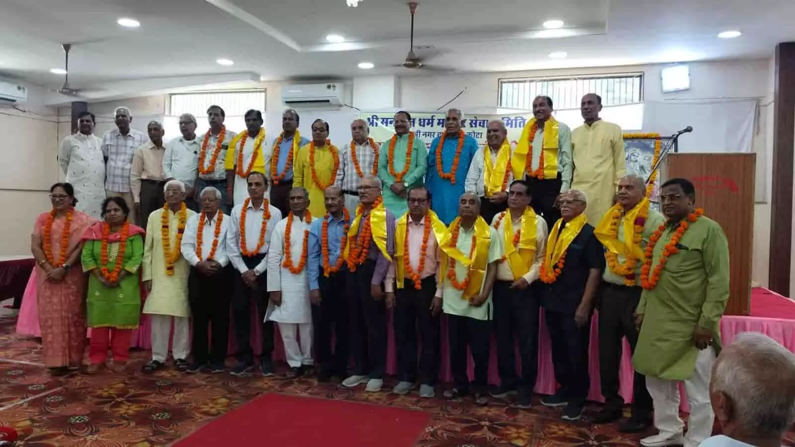 कोटा के शास्त्री नगर स्थित सनातन धर्म मंदिर में शपथ ग्रहण समारोह के दौरान दीप प्रज्ज्वलित करते अतिथि और नवनियुक्त पदाधिकारी। कोटा के शास्त्री नगर स्थित सनातन धर्म मंदिर में शपथ ग्रहण समारोह के दौरान दीप प्रज्ज्वलित करते अतिथि और नवनियुक्त पदाधिकारी।