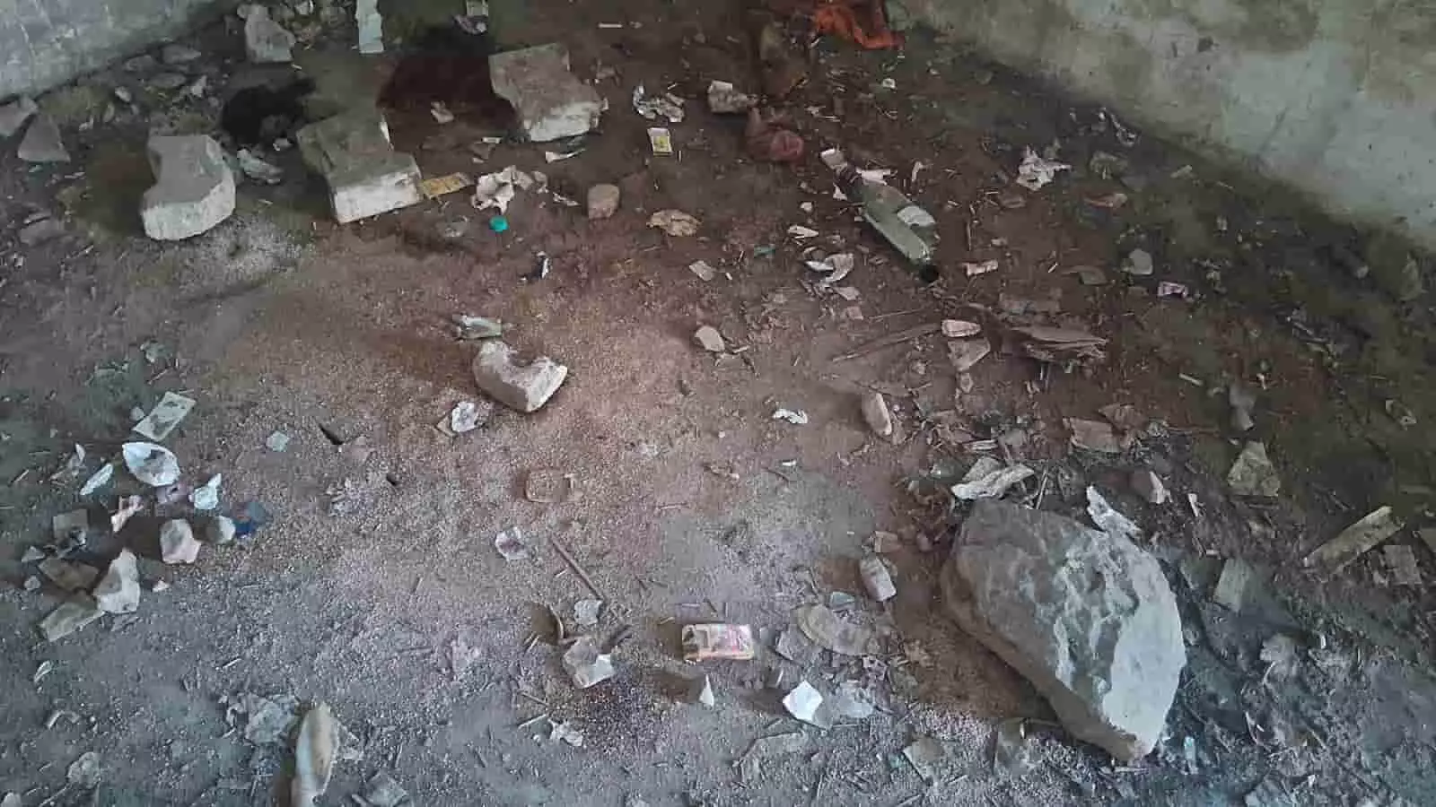 कोटा के महावीर नगर स्कूल परिसर के खंडहर कमरे में जमीन पर बिखरी हुई स्मैक पीने की सामग्री। कोटा के महावीर नगर स्कूल परिसर के खंडहर कमरे में जमीन पर बिखरी हुई स्मैक पीने की सामग्री।