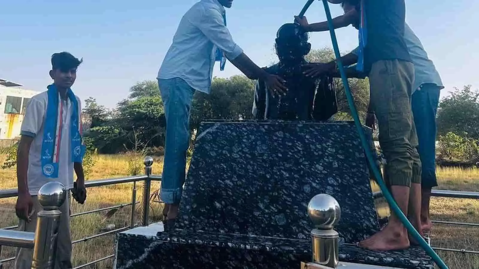 चित्तौड़गढ़ के अंबेडकर छात्रावास परिसर में एनएसयूआई कार्यकर्ता बाबा साहब भीमराव अंबेडकर की प्रतिमा की सफाई कर रहे हैं। चित्तौड़गढ़ के अंबेडकर छात्रावास परिसर में एनएसयूआई कार्यकर्ता बाबा साहब भीमराव अंबेडकर की प्रतिमा की सफाई कर रहे हैं।