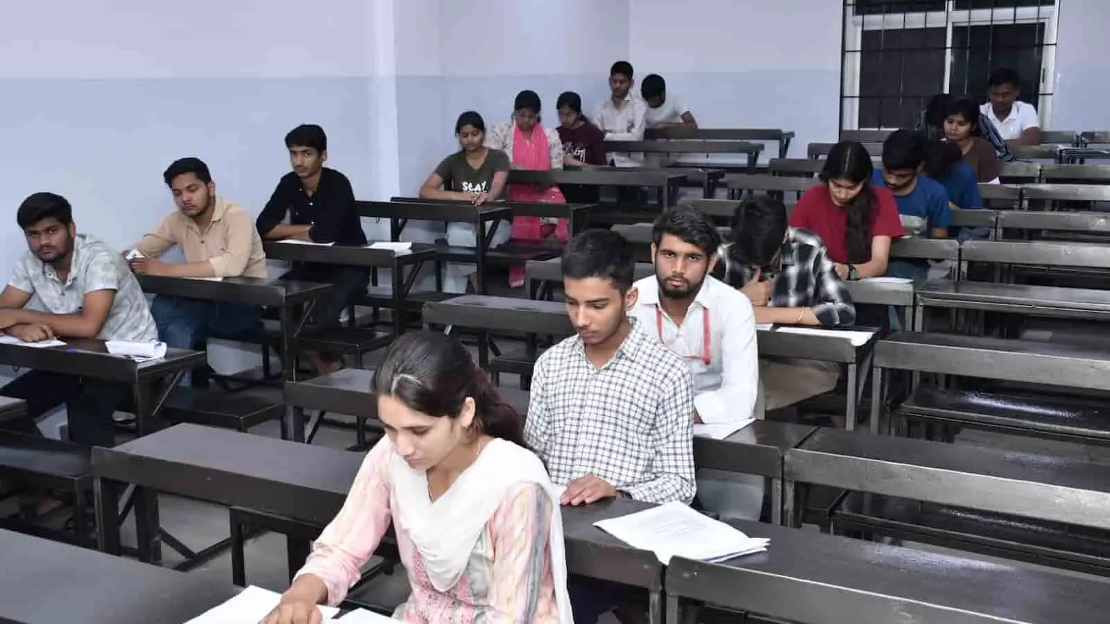कोटा में आयोजित एलन शिक्षा संबल प्रवेश परीक्षा के दौरान कक्षा में परीक्षा देते हुए छात्र और छात्राएं। कोटा में आयोजित एलन शिक्षा संबल प्रवेश परीक्षा के दौरान कक्षा में परीक्षा देते हुए छात्र और छात्राएं।