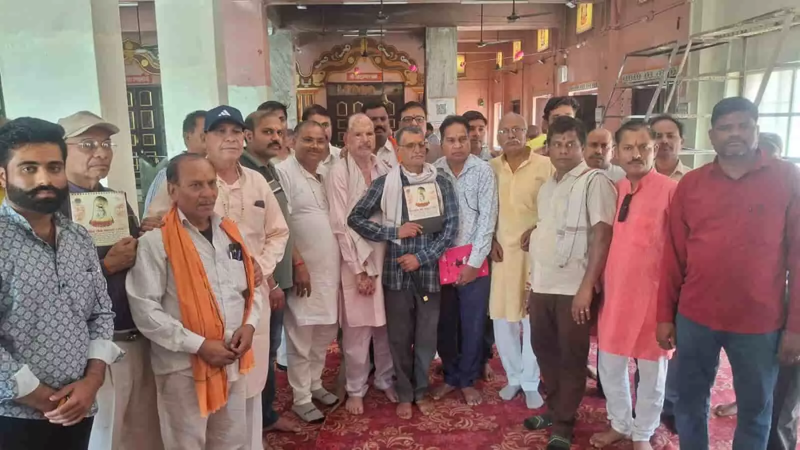 कोटा में अमरनाथ यात्रा पंजीकरण की जानकारी देते दुष्यंत कुमार श्रृंगी और अन्य सदस्य। कोटा में अमरनाथ यात्रा पंजीकरण की जानकारी देते दुष्यंत कुमार श्रृंगी और अन्य सदस्य।
