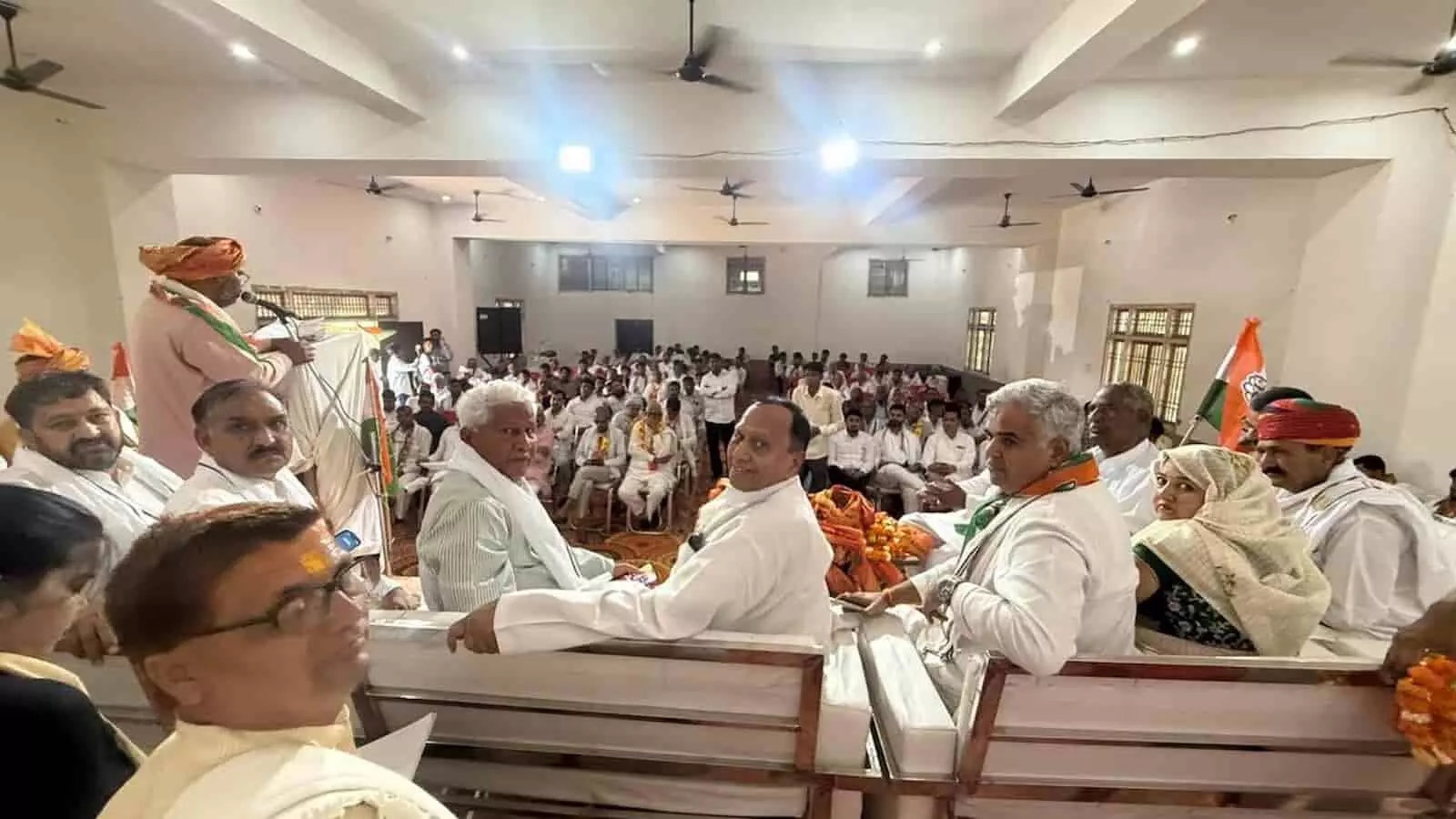 डीग की धर्मशाला में आयोजित कांग्रेस ओबीसी प्रकोष्ठ कार्यकर्ता सम्मेलन के दौरान मंच पर बैठे कांग्रेस नेता और उपस्थित जनसमूह। डीग की धर्मशाला में आयोजित कांग्रेस ओबीसी प्रकोष्ठ कार्यकर्ता सम्मेलन के दौरान मंच पर बैठे कांग्रेस नेता और उपस्थित जनसमूह।