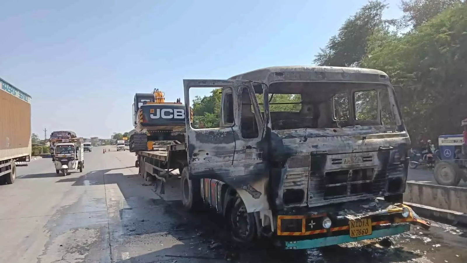 गंगरार में सड़क किनारे आग की लपटों से घिरा ट्रेलर का केबिन और टायर। गंगरार में सड़क किनारे आग की लपटों से घिरा ट्रेलर का केबिन और टायर।