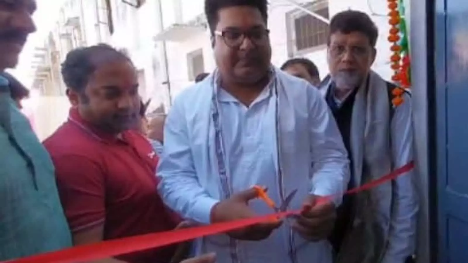 डीग के राजकीय स्कूल में विधायक डॉ. शैलेश सिंह और अनिता राघव नवनिर्मित शौचालय का उद्घाटन करते हुए। डीग के राजकीय स्कूल में विधायक डॉ. शैलेश सिंह और अनिता राघव नवनिर्मित शौचालय का उद्घाटन करते हुए।